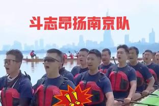 怎能不泪流满面？中场致敬环节结束后 韦德和热火全队拥抱致意